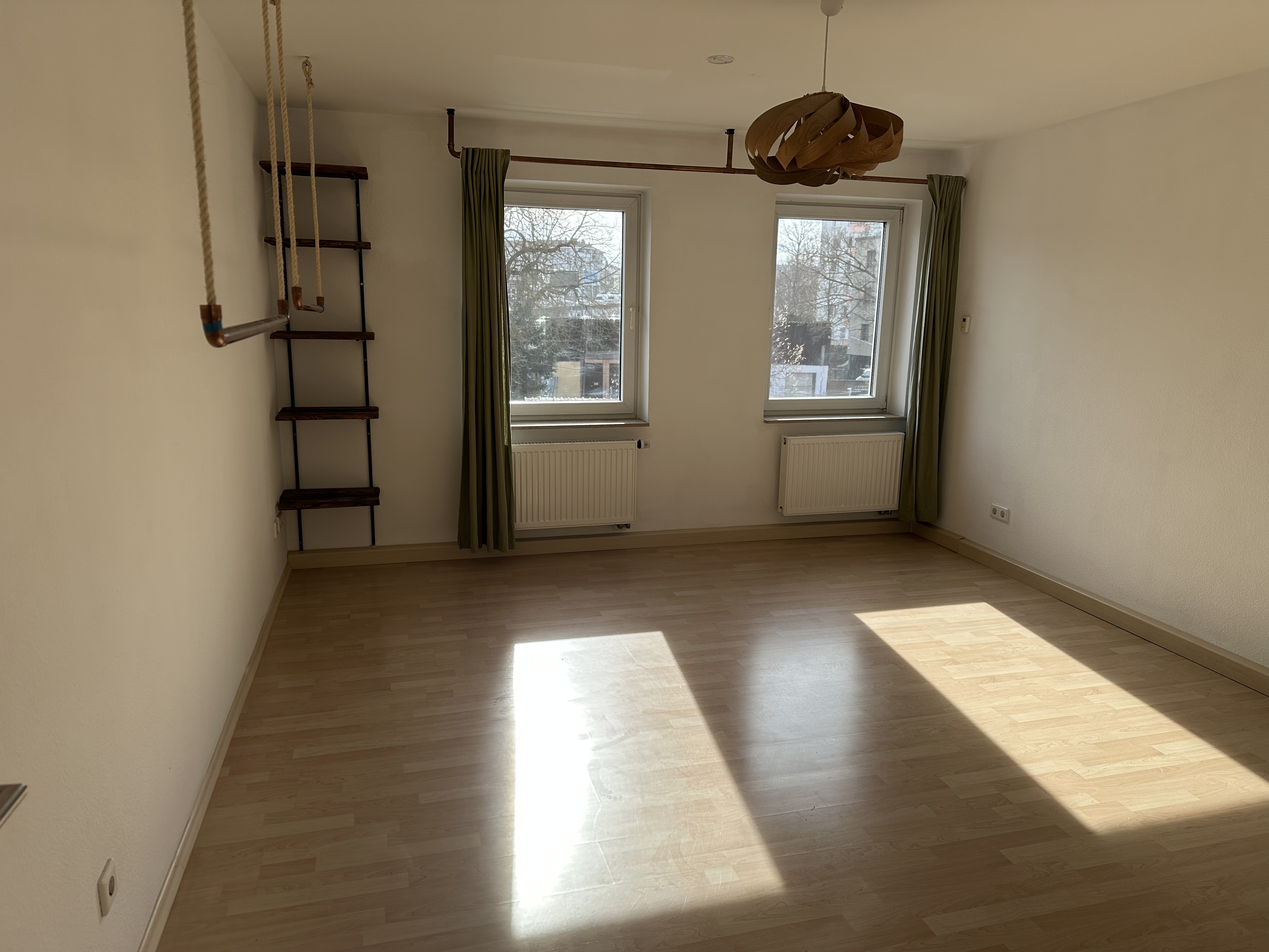 Schlafzimmer mit zwei Fenstern