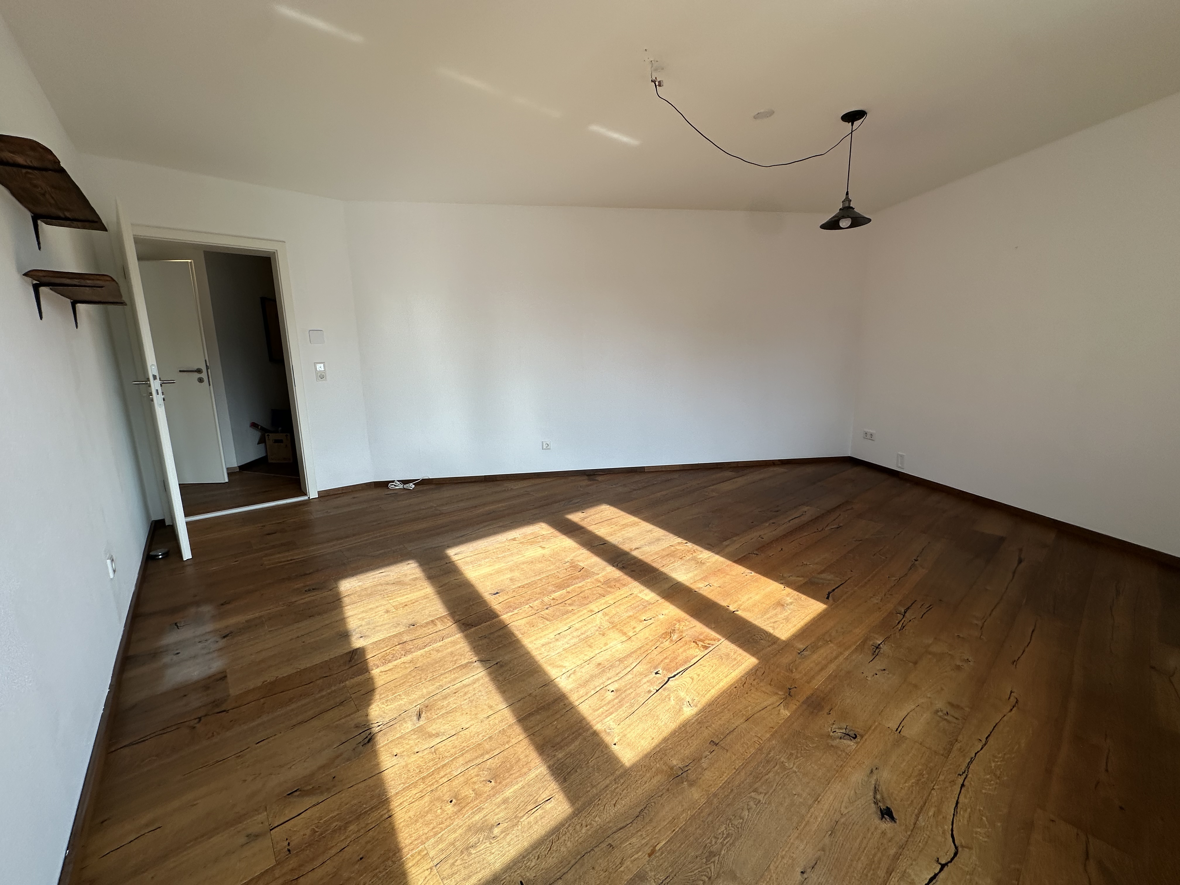 Weiterer Blick in das Wohnzimmer mit Echtholzparkett