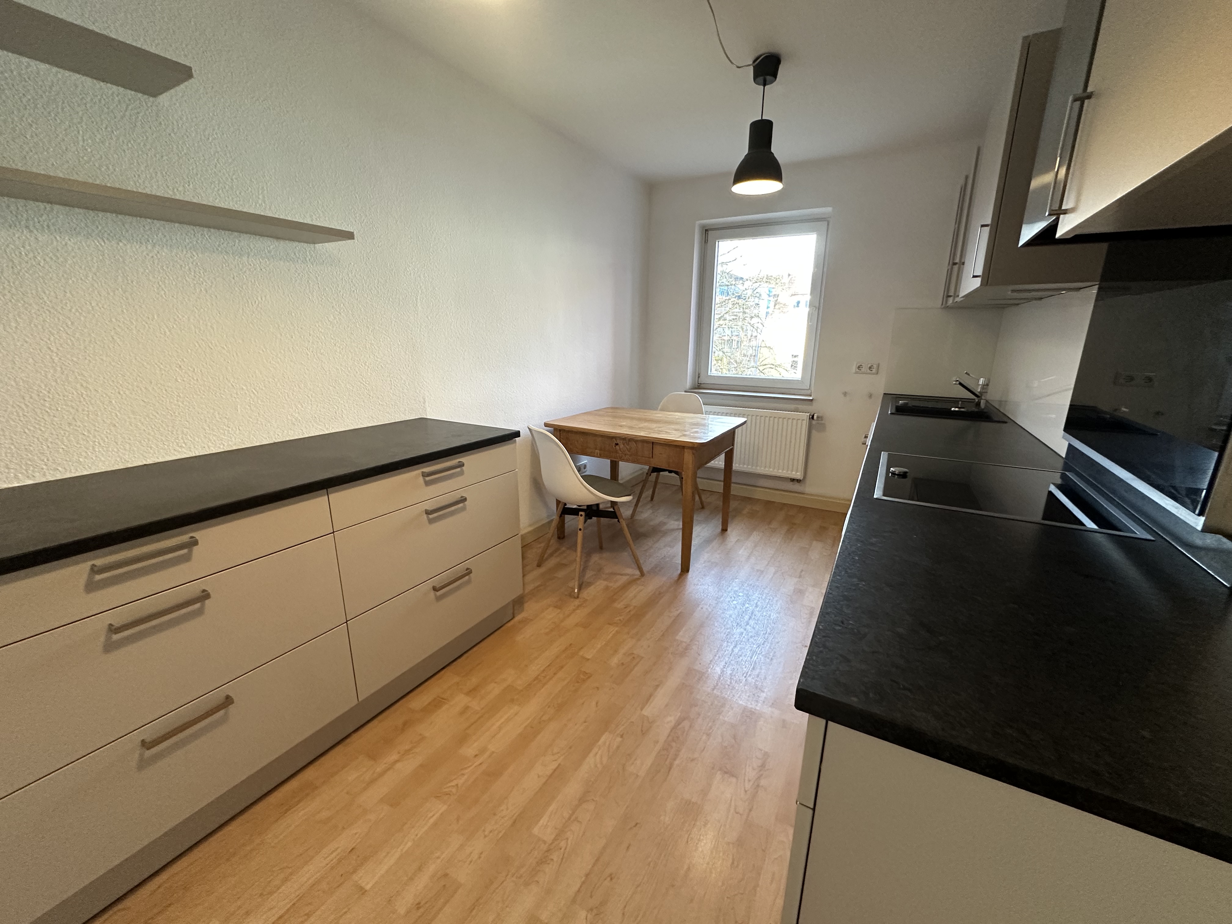 Separate Küche mit Einbauküche und Granitarbeitsplatte