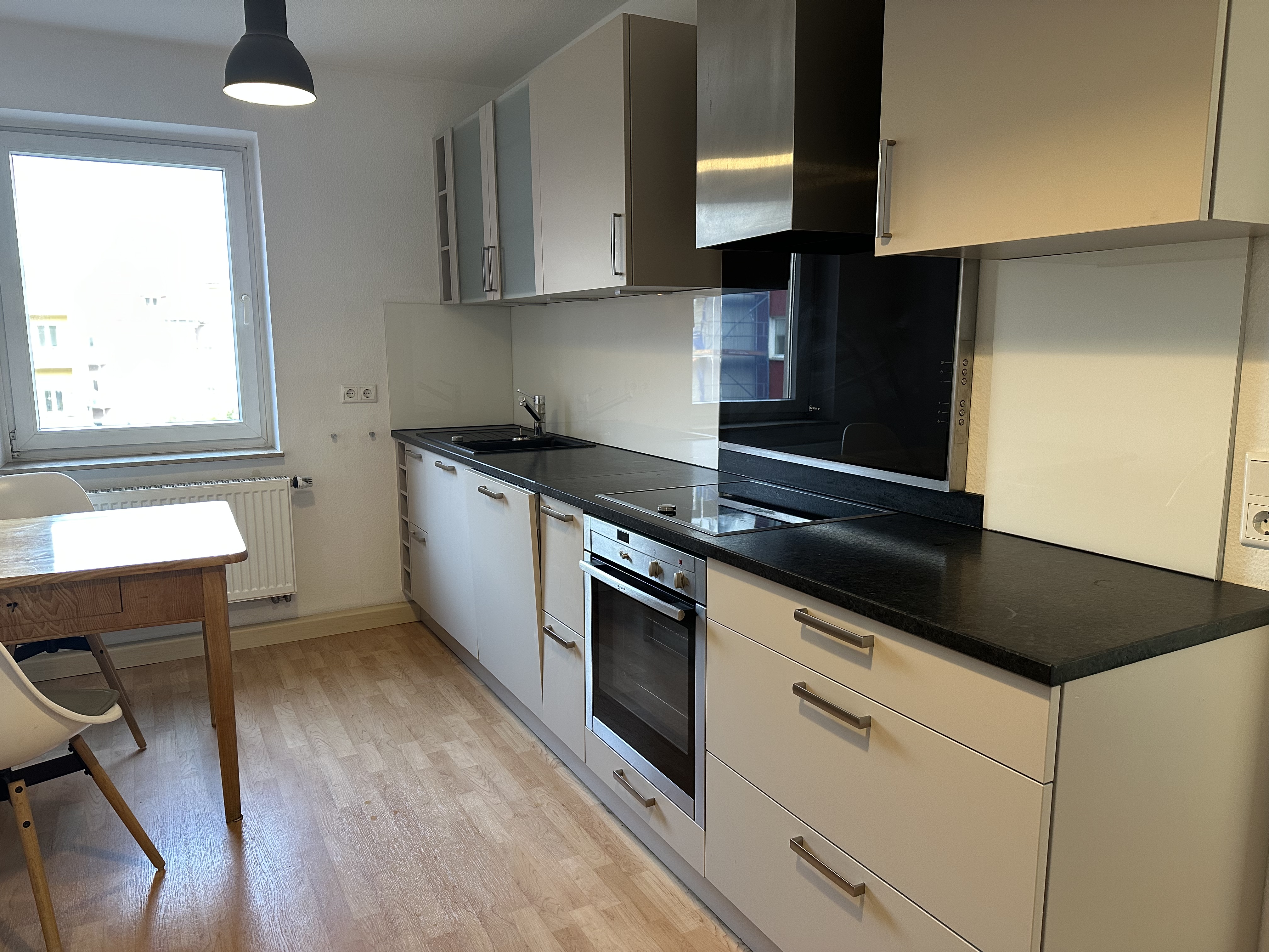 Küche mit Essplatz und Miele/Neff-Einbaugeräten