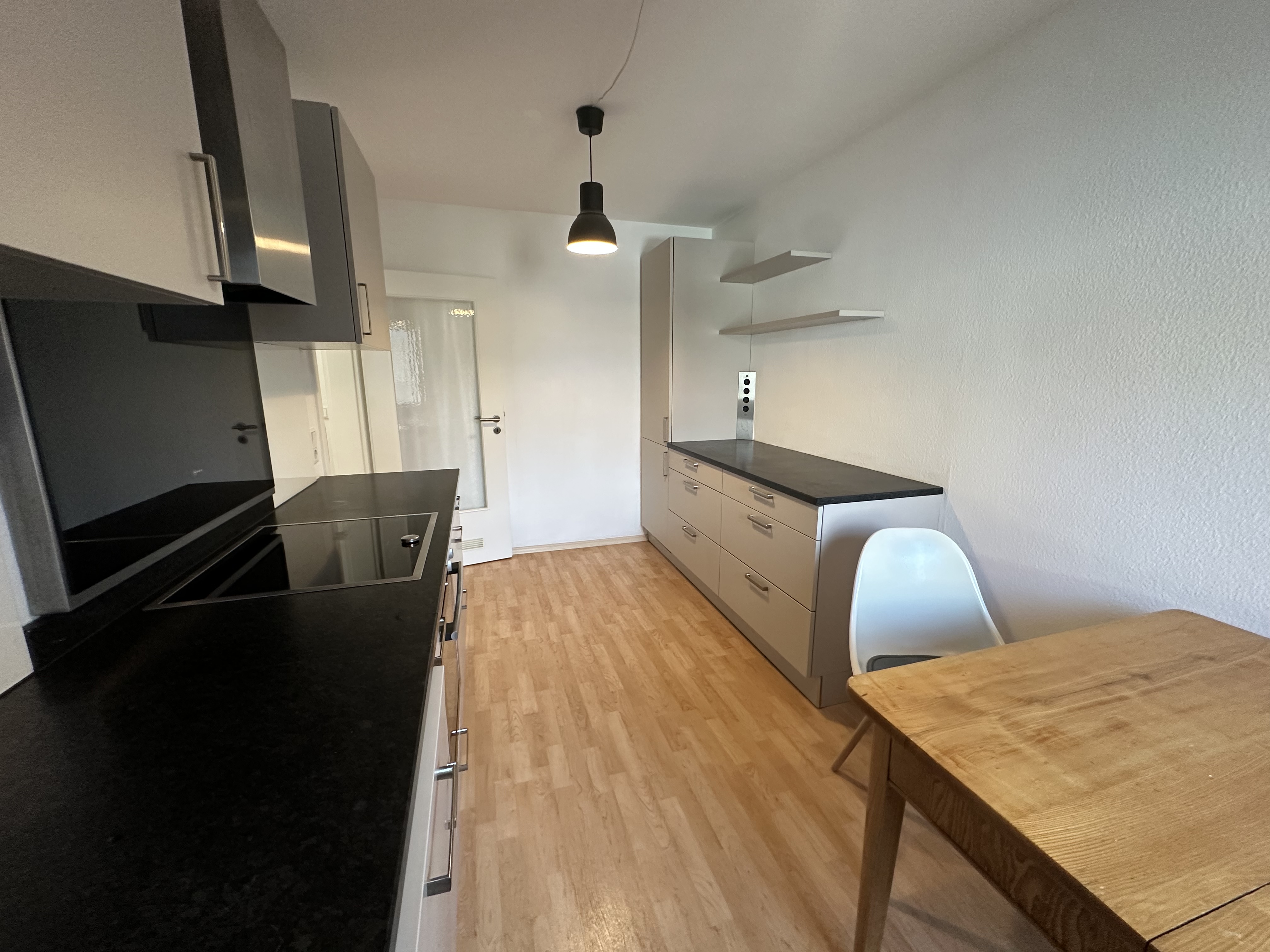 Weiterer Blick in die separate Küche