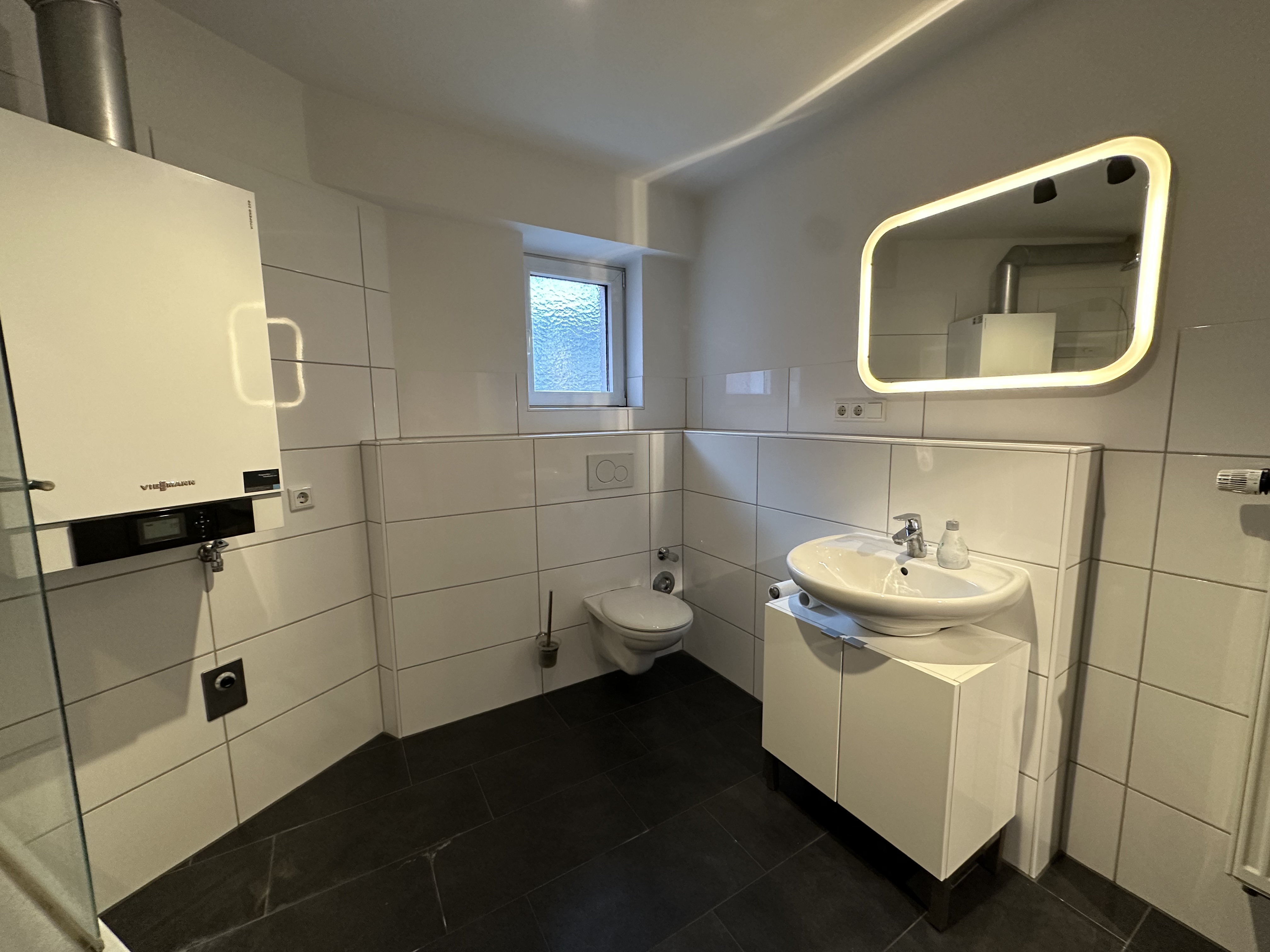 Bad mit Badewanne und Waschbecken