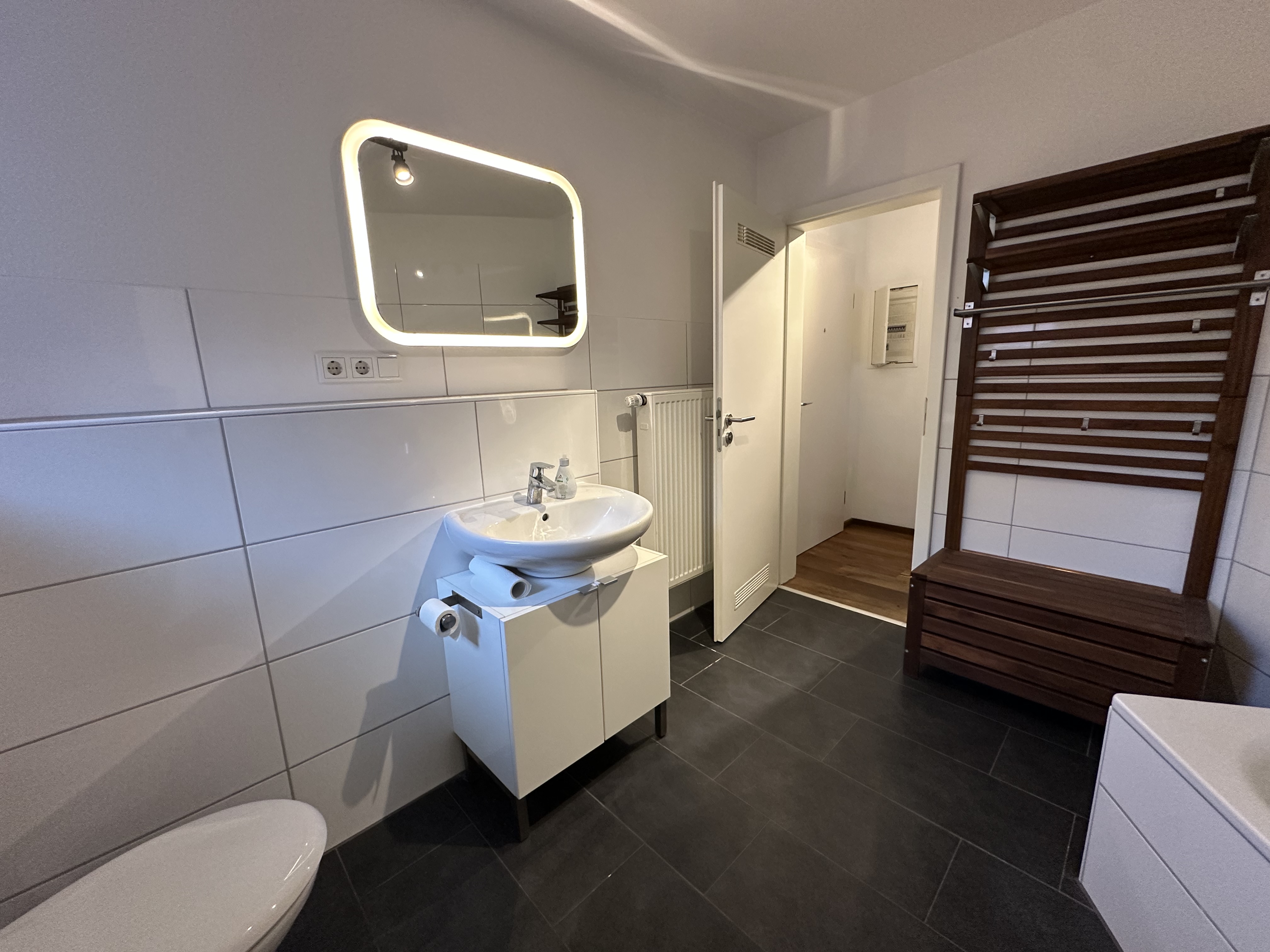 Bad mit beleuchtetem Spiegel